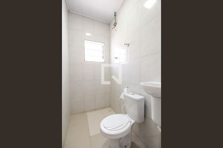 Banheiro de casa para alugar com 1 quarto, 20m² em Vila Bertioga, São Paulo