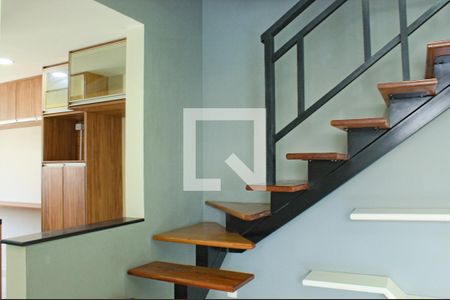 Escada de apartamento para alugar com 3 quartos, 105m² em Vila Helemar, Cotia