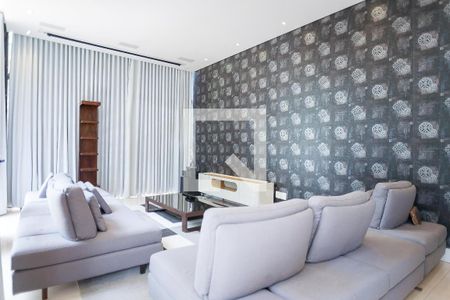 Casa de condomínio à venda com 600m², 3 quartos e 8 vagas Casa de condomínio à venda com 600m², 3 quartos e 8 vagascinema