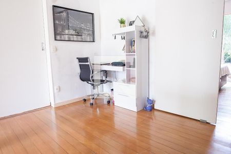 Casa de condomínio à venda com 600m², 3 quartos e 8 vagas Casa de condomínio à venda com 600m², 3 quartos e 8 vagasEscritório