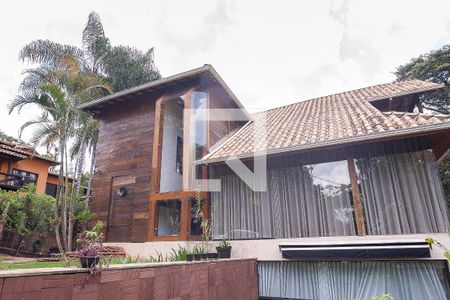 Casa de condomínio à venda com 600m², 3 quartos e 8 vagas Casa de condomínio à venda com 600m², 3 quartos e 8 vagasfacahda