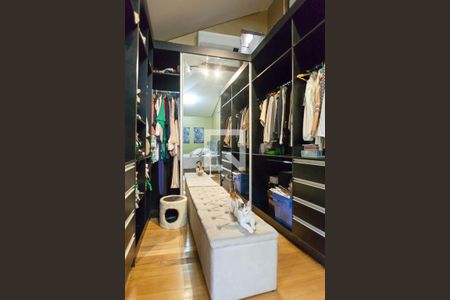 Casa de condomínio à venda com 600m², 3 quartos e 8 vagas Casa de condomínio à venda com 600m², 3 quartos e 8 vagascloset