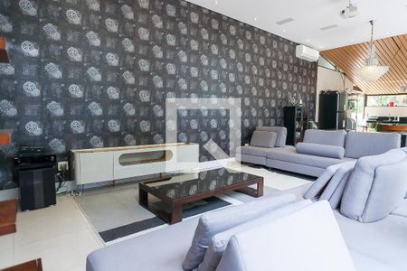 Casa de condomínio à venda com 600m², 3 quartos e 8 vagas Casa de condomínio à venda com 600m², 3 quartos e 8 vagascinema