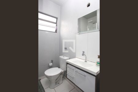 Banheiro de kitnet/studio para alugar com 1 quarto, 30m² em São João, Porto Alegre