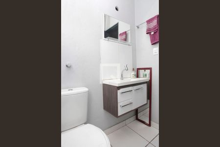 Banheiro de kitnet/studio para alugar com 1 quarto, 30m² em São João, Porto Alegre