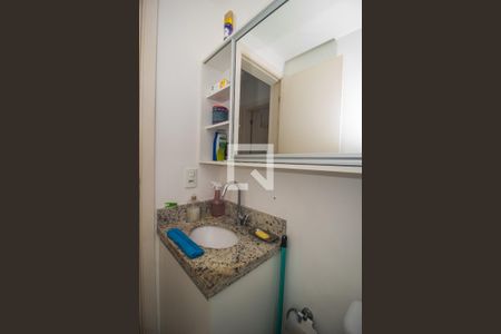 Banheiro de apartamento à venda com 2 quartos, 60m² em Cavalhada, Porto Alegre