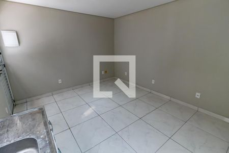 Cozinha de kitnet/studio para alugar com 1 quarto, 28m² em Parque Pinheiros, Taboão da Serra