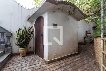 Casa para alugar com 350m², 3 quartos e 6 vagas Casa para alugar com 350m², 3 quartos e 6 vagasQuintal - Entrada