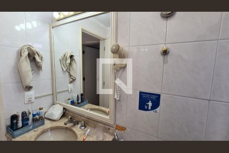 Banheiro de apartamento à venda com 1 quarto, 48m² em Anhangabaú, Jundiaí