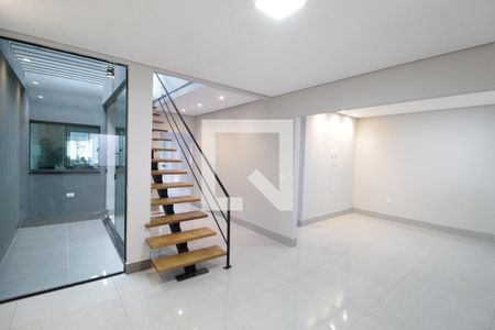 Sala 1 de casa para alugar com 4 quartos, 180m² em Jardim Europa, Uberlândia