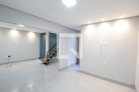 Sala 2 de casa para alugar com 4 quartos, 180m² em Jardim Europa, Uberlândia