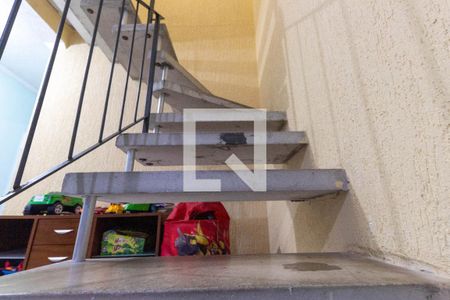 Escada de casa para alugar com 3 quartos, 200m² em Cangaiba, São Paulo