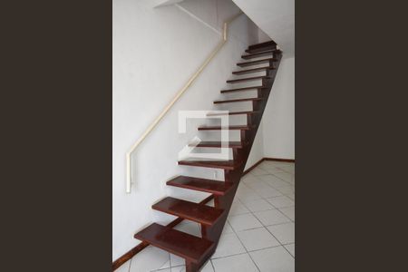 Escada de casa para alugar com 2 quartos, 76m² em Campo Grande, Rio de Janeiro