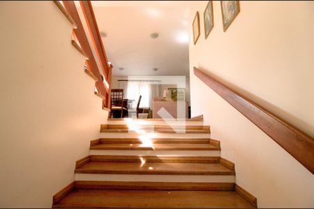 Escadas de casa de condomínio para alugar com 4 quartos, 550m² em Caiapia, Cotia