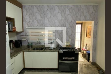 Casa à venda com 300m², 4 quartos e 2 vagas Casa à venda com 300m², 4 quartos e 2 vagasCozinha