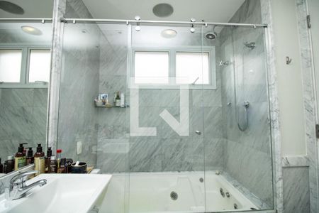 Banheiro 1- box, banheira, ducha  de apartamento à venda com 4 quartos, 139m² em Moema, São Paulo