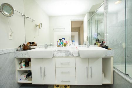 Banheiro 1- armário e espelho  de apartamento à venda com 4 quartos, 139m² em Moema, São Paulo