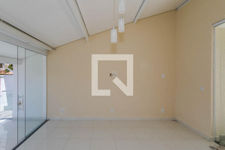 Living de casa de condomínio para alugar com 3 quartos, 187m² em Jardim Rubi, Mogi das Cruzes