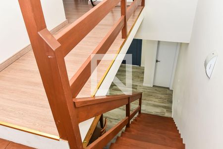 Casa à venda com 240m², 4 quartos e 2 vagas Casa à venda com 240m², 4 quartos e 2 vagasEscada