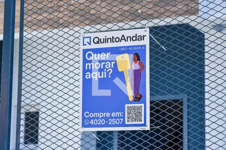 Casa à venda com 240m², 4 quartos e 2 vagas Casa à venda com 240m², 4 quartos e 2 vagasPlaquinha instalada na fachada