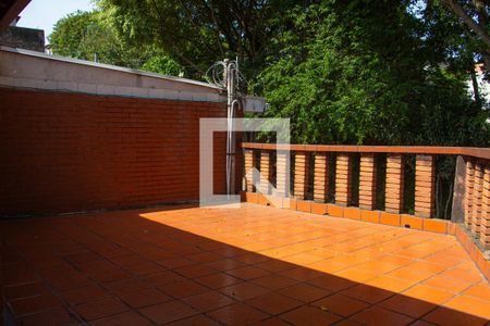 Casa à venda com 240m², 3 quartos e 3 vagas Casa à venda com 240m², 3 quartos e 3 vagasTerraço