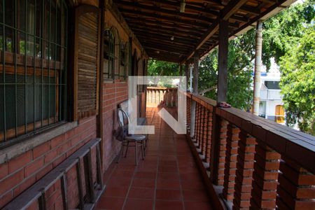 Casa à venda com 240m², 3 quartos e 3 vagas Casa à venda com 240m², 3 quartos e 3 vagasVaranda