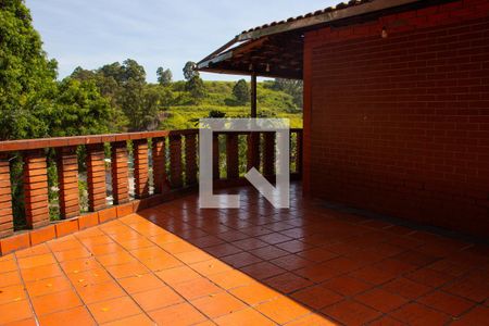 Casa à venda com 240m², 3 quartos e 3 vagas Casa à venda com 240m², 3 quartos e 3 vagasTerraço