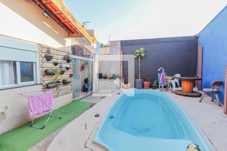 Casa à venda com 200m², 3 quartos e 4 vagas Casa à venda com 200m², 3 quartos e 4 vagasPiscina