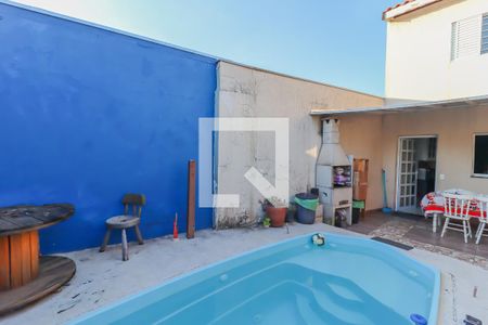 Casa à venda com 200m², 3 quartos e 4 vagas Casa à venda com 200m², 3 quartos e 4 vagasPiscina