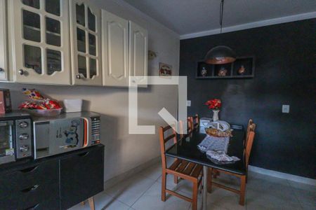Casa à venda com 200m², 3 quartos e 4 vagas Casa à venda com 200m², 3 quartos e 4 vagasCozinha