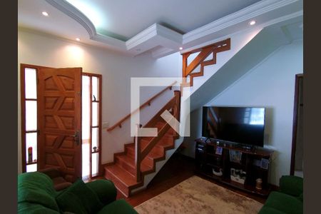 Sala escada acesso aos quartos de casa à venda com 3 quartos, 280m² em Parque Santo Antonio, Guarulhos