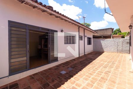 Casa para alugar com 225m², 4 quartos e 2 vagas Casa para alugar com 225m², 4 quartos e 2 vagasQuintal