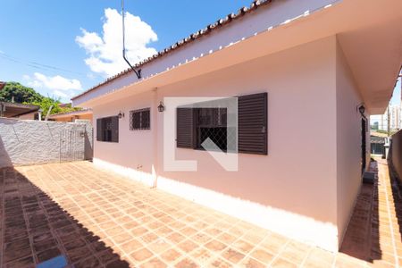 Casa para alugar com 225m², 4 quartos e 2 vagas Casa para alugar com 225m², 4 quartos e 2 vagasQuintal