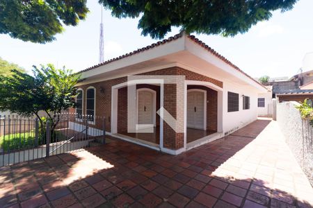 Casa para alugar com 225m², 4 quartos e 2 vagas Casa para alugar com 225m², 4 quartos e 2 vagasQuintal