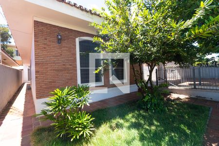 Casa para alugar com 225m², 4 quartos e 2 vagas Casa para alugar com 225m², 4 quartos e 2 vagasQuintal