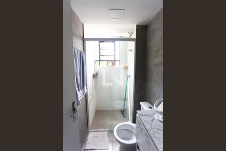 Banheiro de apartamento à venda com 2 quartos, 51m² em Jardim Mirna, Taboão da Serra