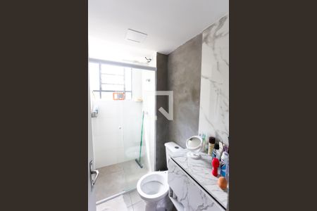 Banheiro de apartamento à venda com 2 quartos, 51m² em Jardim Mirna, Taboão da Serra
