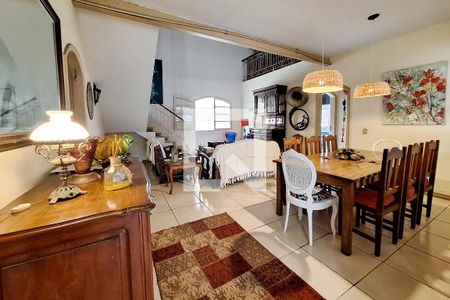Sala de casa à venda com 5 quartos, 220m² em Piratininga, Niterói