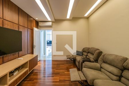Sala de TV de casa de condomínio à venda com 5 quartos, 720m² em Alphaville, Santana de Parnaíba
