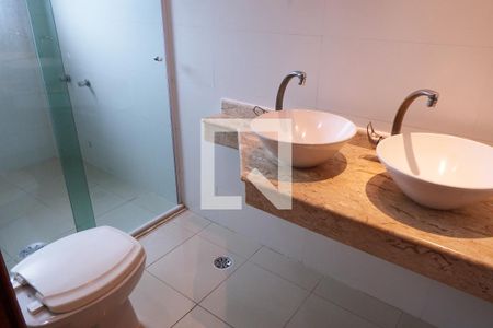 Banheiro da Suíte de apartamento para alugar com 3 quartos, 177m² em Centro, São Vicente
