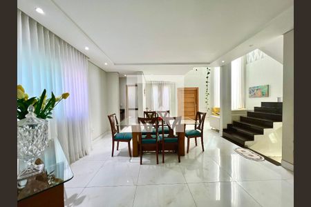 Sala de casa para alugar com 5 quartos, 620m² em Cabral, Contagem
