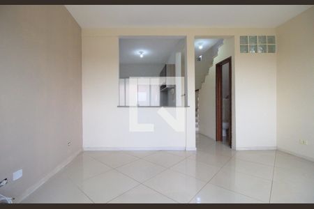 Sala de casa de condomínio para alugar com 2 quartos, 125m² em Parque Rincão, Cotia