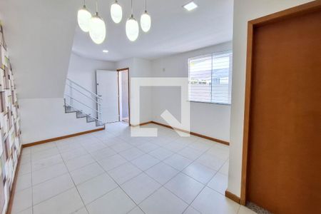 Sala de casa para alugar com 2 quartos, 98m² em Maria Paula, São Gonçalo