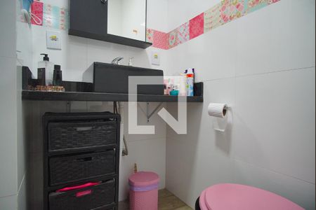 Banheiro de apartamento à venda com 1 quarto, 35m² em Santa Maria Goretti, Porto Alegre