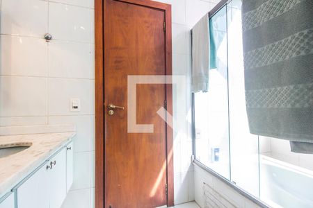 Casa de condomínio à venda com 450m², 5 quartos e 8 vagas Casa de condomínio à venda com 450m², 5 quartos e 8 vagasBanheiro da Suíte 1