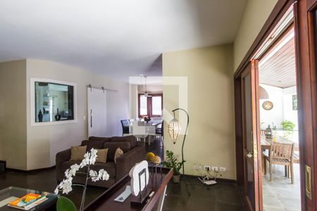 Sala de casa de condomínio para alugar com 5 quartos, 450m² em Alphaville, Santana de Parnaíba