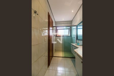 Casa de condomínio à venda com 450m², 5 quartos e 8 vagas Casa de condomínio à venda com 450m², 5 quartos e 8 vagasBanheiro da Suíte 2