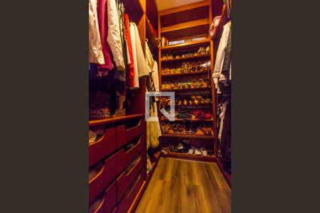 Casa de condomínio à venda com 450m², 5 quartos e 8 vagas Casa de condomínio à venda com 450m², 5 quartos e 8 vagasCloset da suíte 1