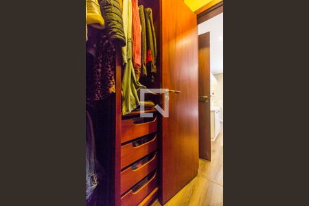 Casa de condomínio à venda com 450m², 5 quartos e 8 vagas Casa de condomínio à venda com 450m², 5 quartos e 8 vagasCloset da suíte 1