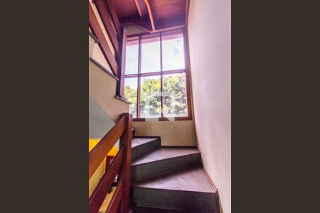 Casa de condomínio à venda com 450m², 5 quartos e 8 vagas Casa de condomínio à venda com 450m², 5 quartos e 8 vagasEscada